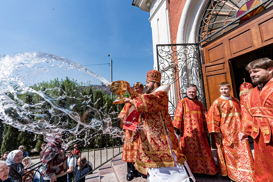 Божественная литургия во Всехсвятском храме города Серпухова